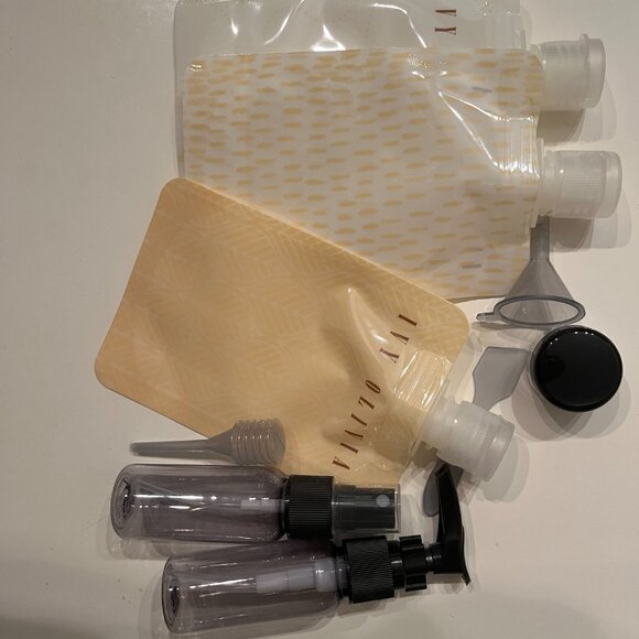 Travel Gift Set Ivy Olivia 9 Piece Refillable Kit and SinglesSwag Fay Socks New - Picture 3 of 13